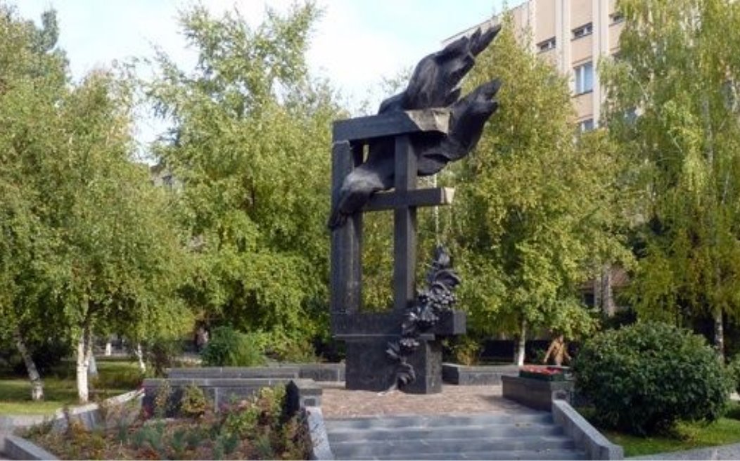 Пам&#39;ятник ліквідаторам Чорнобильської трагедії, Полтава — фото, опис, адреса